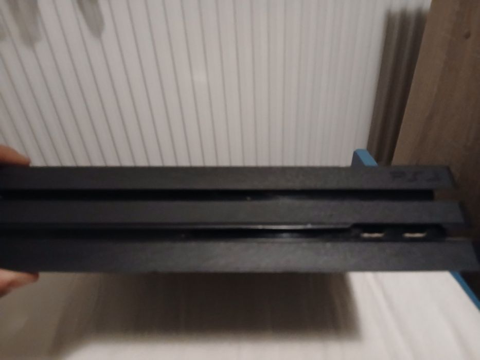 Ps4 pro 2 controrele si 2 jocuri