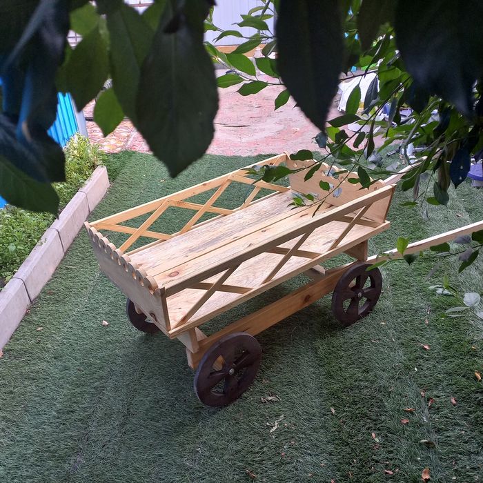 Декоративное кашпо-телега