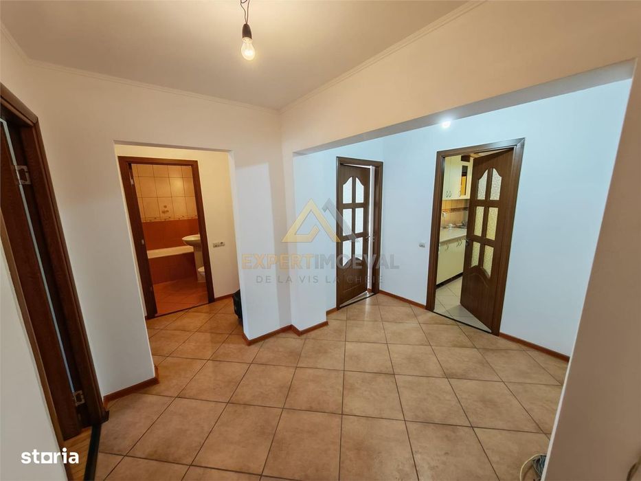 Apartament 3 camere decomandat 70 mp utili si garaj mare sub bloc