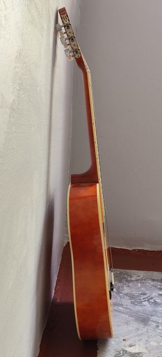 Гитара акустическая.