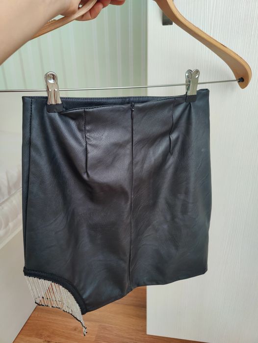 Кожена пола с метален елемент