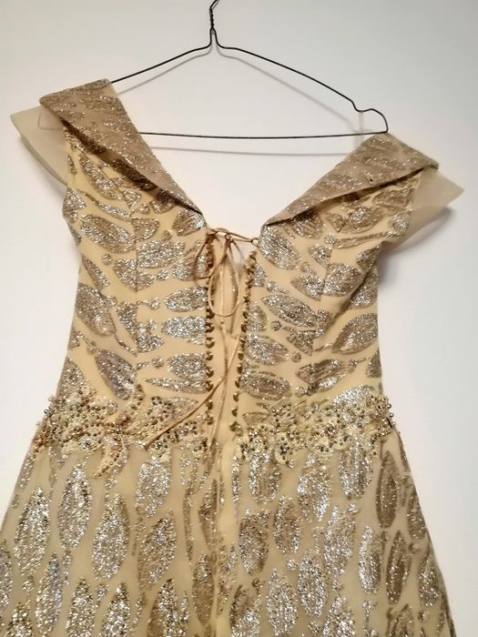 Rochie nouă, de eveniment tip sirenă cu trenă, pe corp.