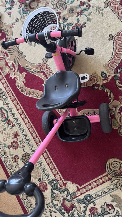 Трёхколёсный велосипед  розовый.