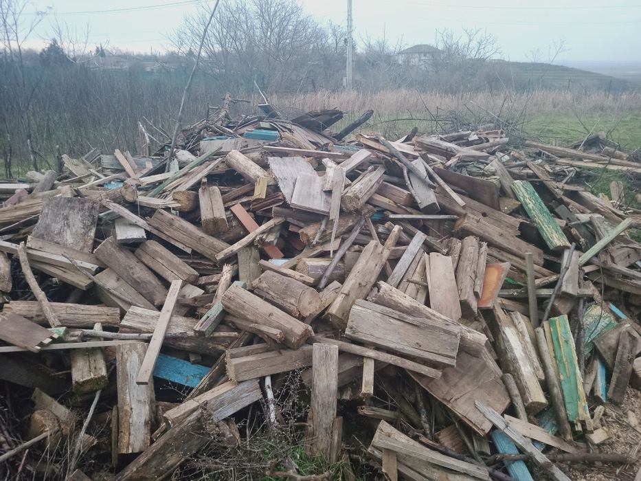 Lemne tăiate uscate pentru foc