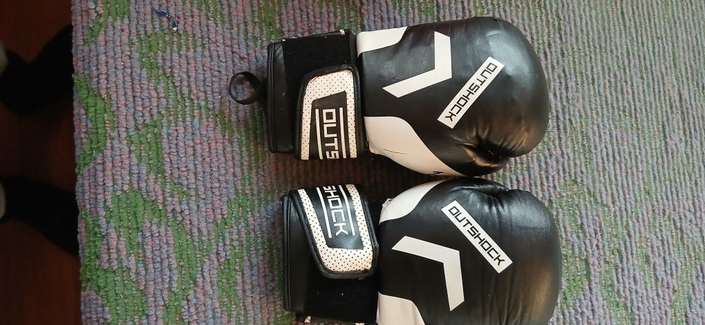 Боксёрские перчатки и шлем