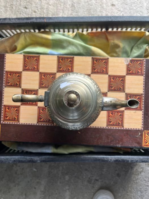 Acestă este o ceainicuța marocanica,probabil placata cu argint