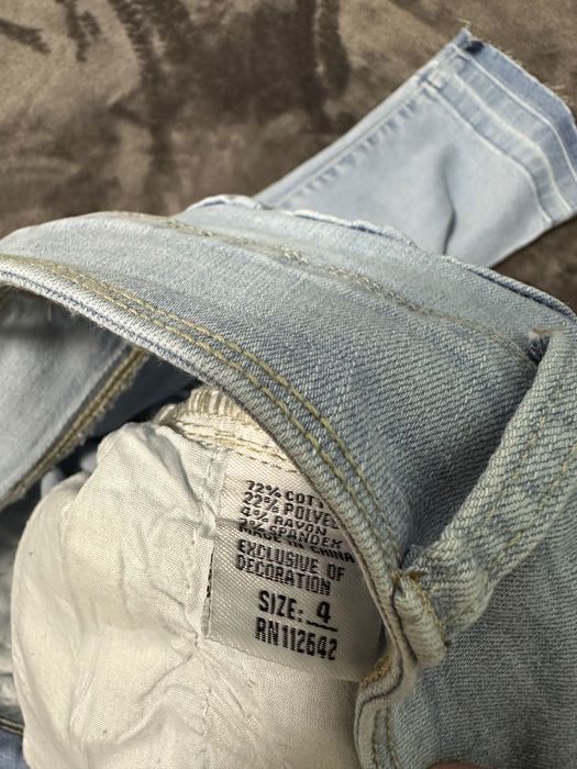 Pantaloni din denim.