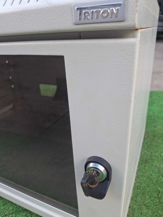 Метален шкаф с стъклена вратичка ключ