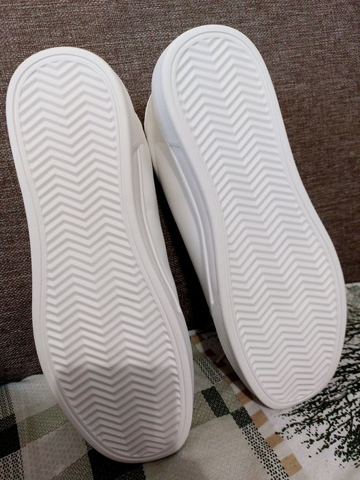 Нови бели маратонки