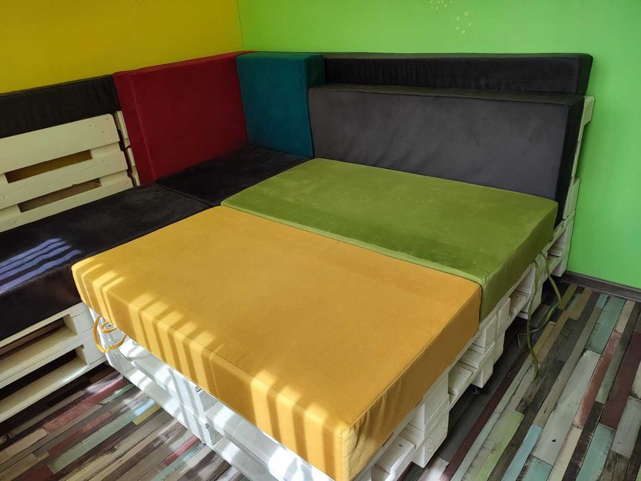 Ъглов диван от палети с функция сън