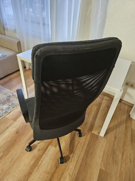 Бяло бюро и черен офис стол