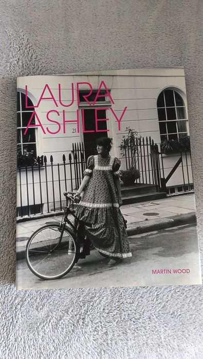 Книга - албум Laura Ashley
