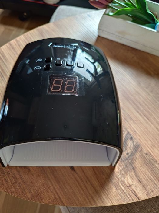 Акумулаторна лампа за маникюр