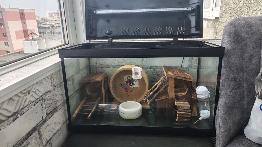 Vând acvariu pești 60 litri sau hamsteri (cușcă hamsteri).