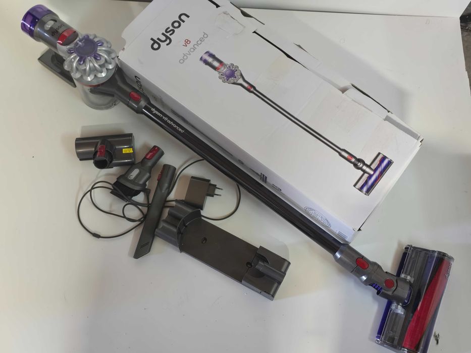 Resigilat – Aspirator vertical fără fir Dyson V8 Cyclone™ Advanced