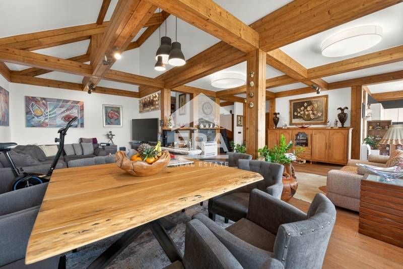 Двуетажна, новопостроена, стилно обзаведена къща за продажба, с двор,