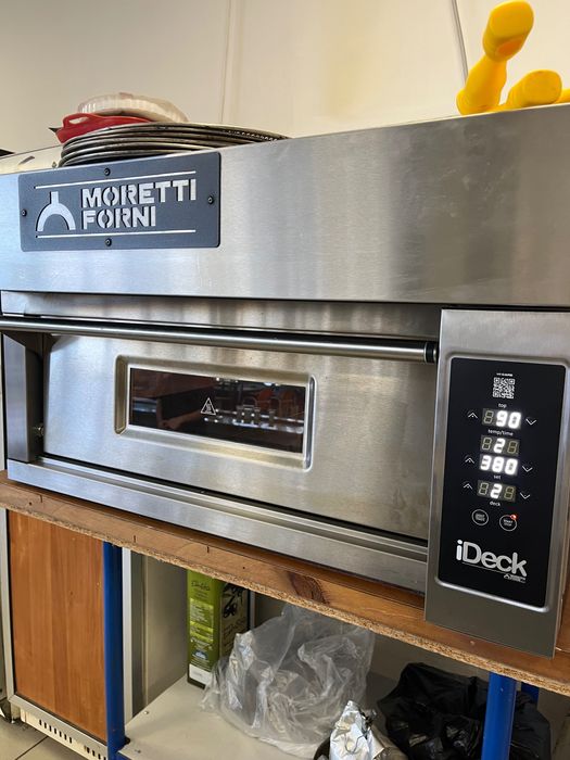 Италианска пица фурна, хладилна мензола и аксесоари.