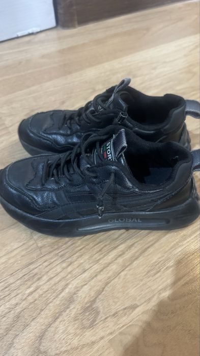 Продам детские кроссовки для мальчика