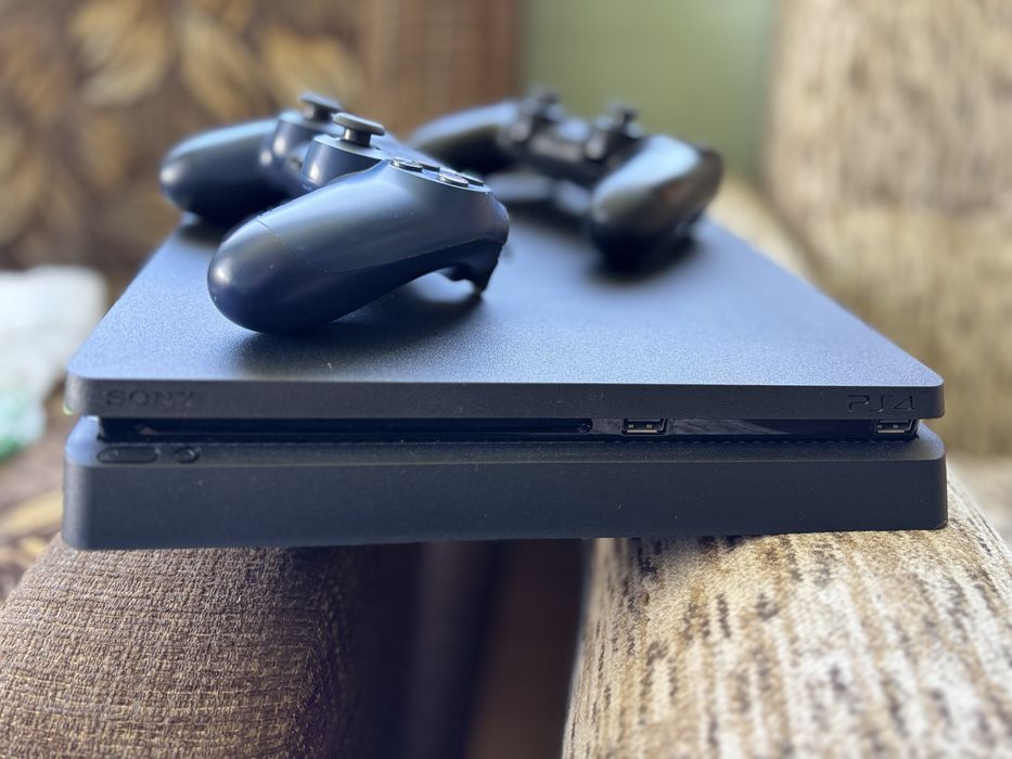 PS4 Slim + 2 джойстика – Вземи и играй веднага!