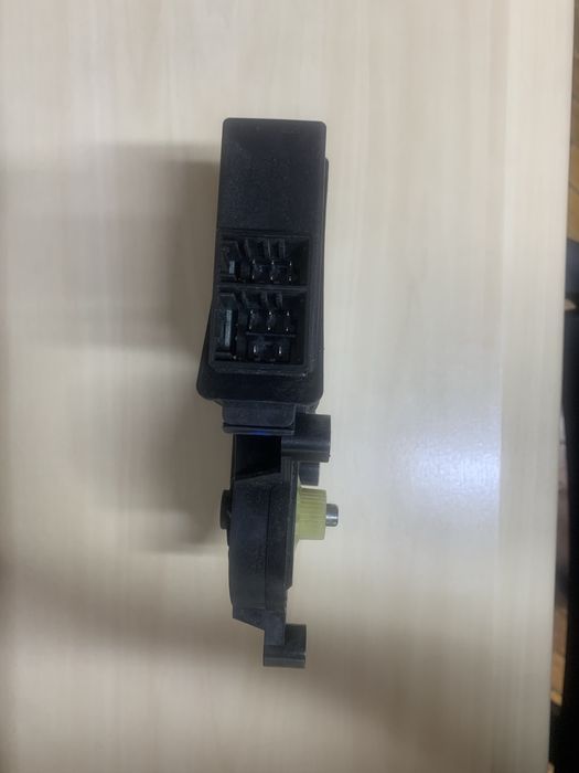 Motoras geam electric dreapta spate Skoda Fabia 1 / VW Polo 6Y0959802