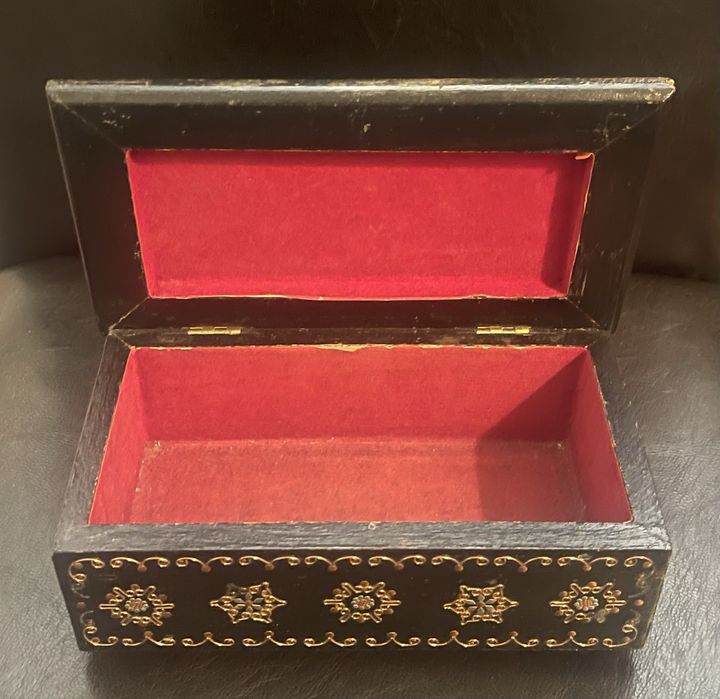 Casetă de bijuterii