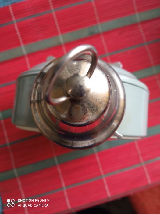 Будилник с секундарник,