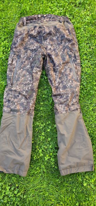 Pantaloni vanatoare impermeabili.