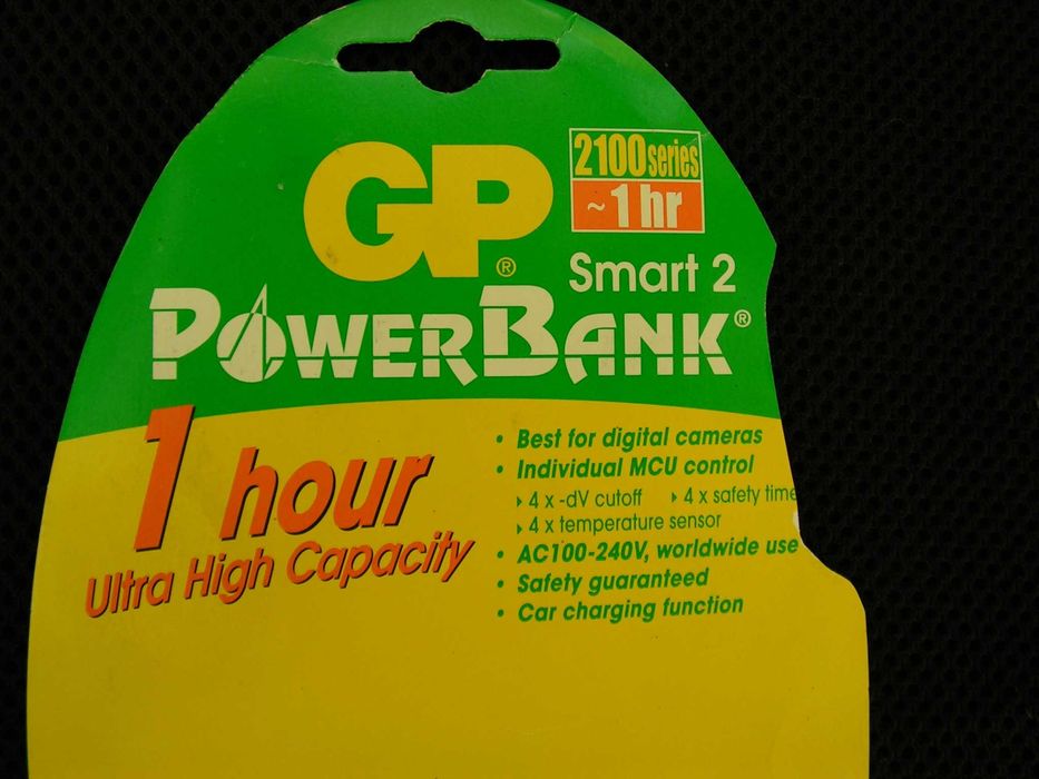 Зарядно устройство и 4 акумулаторни батерии АА  (R 6)