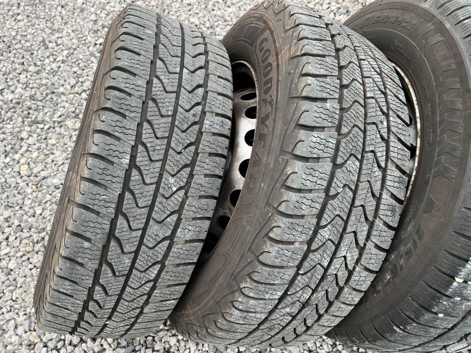Джанти със зимни гуми Goodyear 215/65/15C DOT4324 oт бус Форд/Ford!!