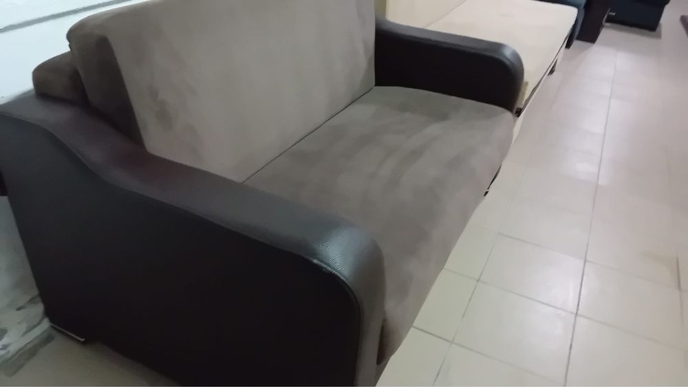 Canapea extensibila cu loc pentru haine