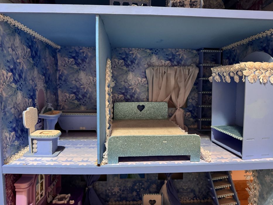 Продам кукольный домик. Деревяный. Высота 1метр.