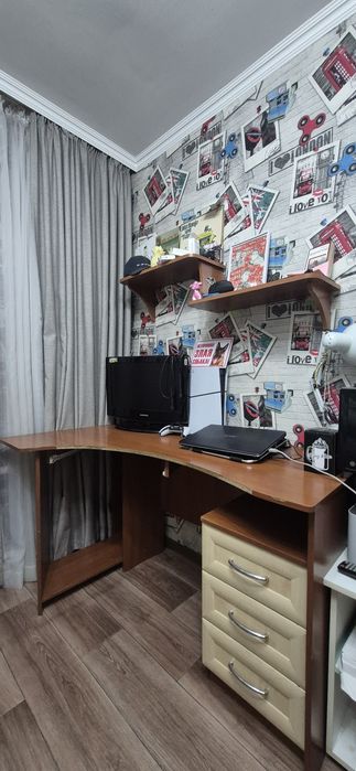 Шкаф, угловой стол с полками