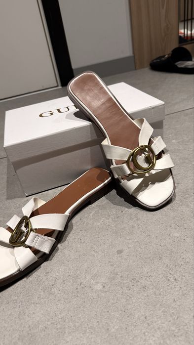 Дамски чехли на Guess