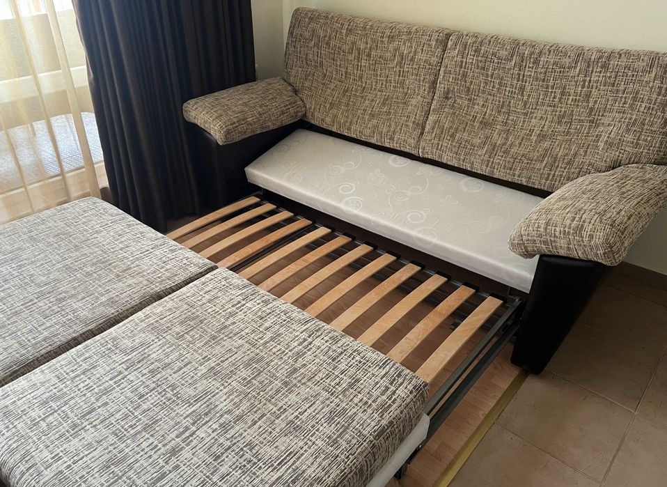 Кожен диван с функция сън