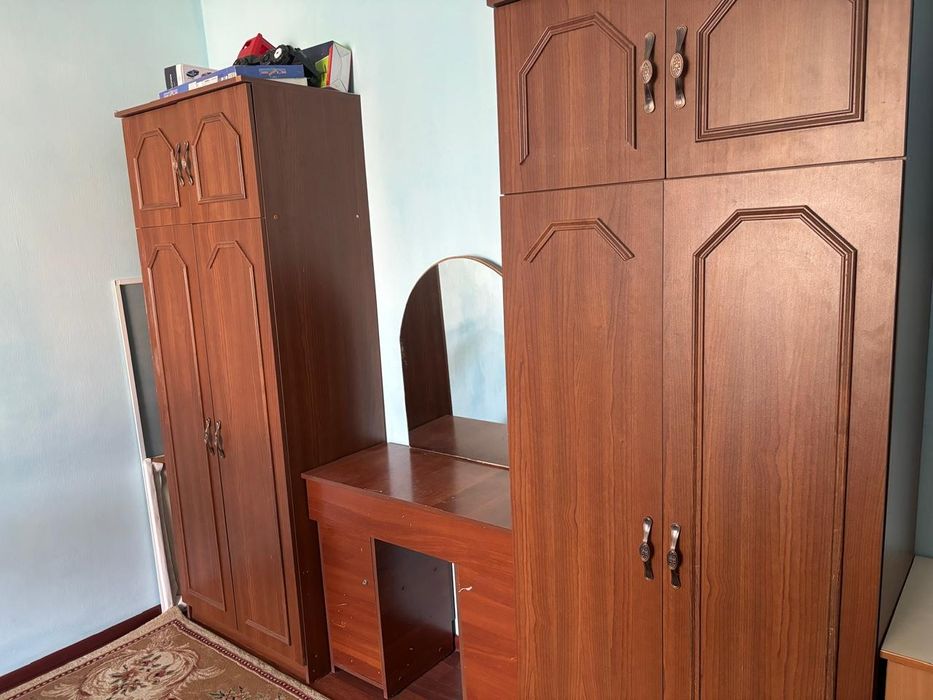 2 шкафа и тумба с зеркалом