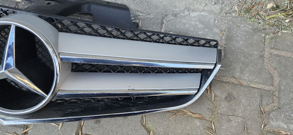Решетка с емблема за Mercedes e klass coupe / е класа купе w207