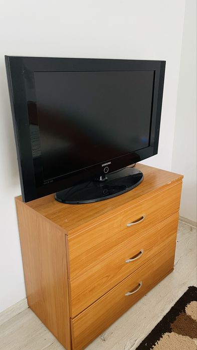 Dormitor cu saltea si noptiere, comoda + tv