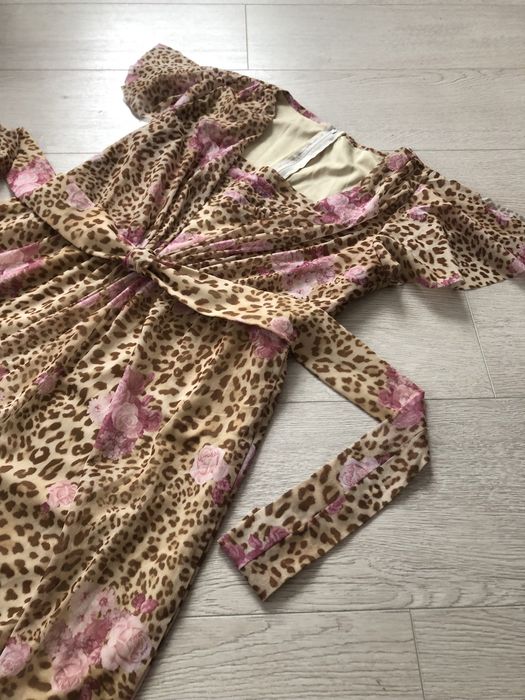 Къса лятна бежова рокля от плат леопардова щампа и рози