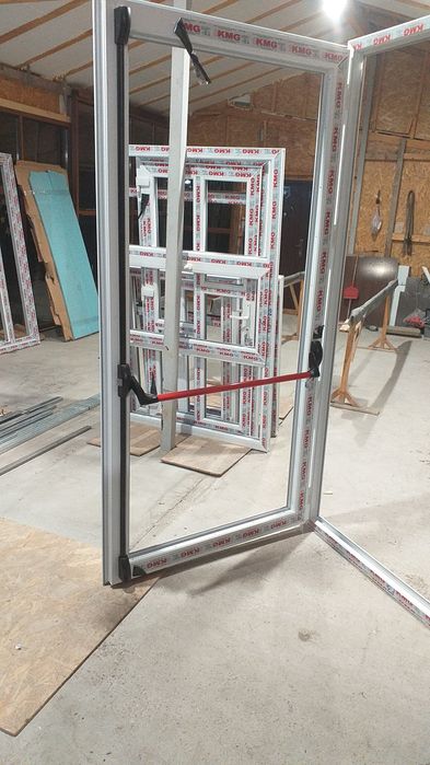 Tâmplărie pvc cu sticlă termopan.