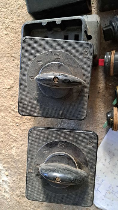 трифазни контакти и ключове