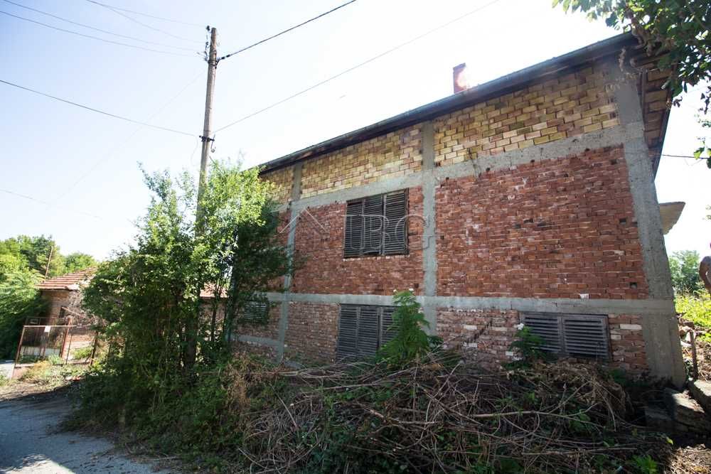 Новопостроена къща с 4 спални с гараж на 10 мин. с кола от Бяла