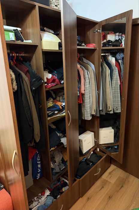 Vand dulap 3 usi doua sertare impecabil