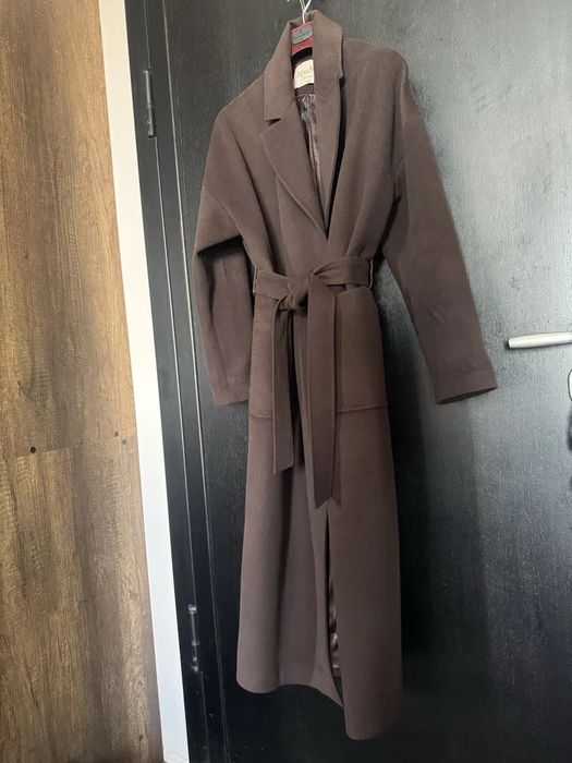 Палто на Max Mara в модерния за сезона кафяв цвят