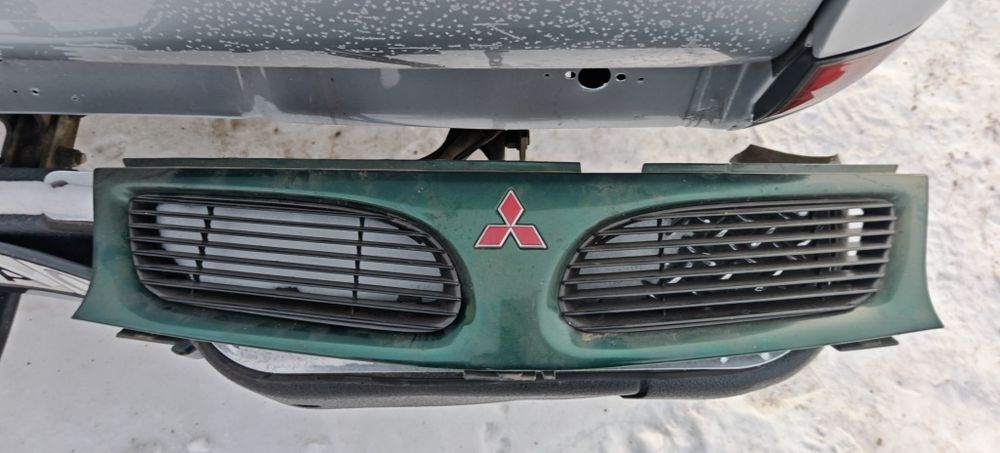 Решетка радиатора Митсубиси карисма