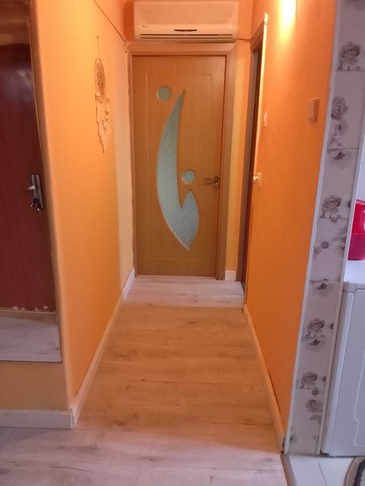 Apartament cu trei camere de vanzare.