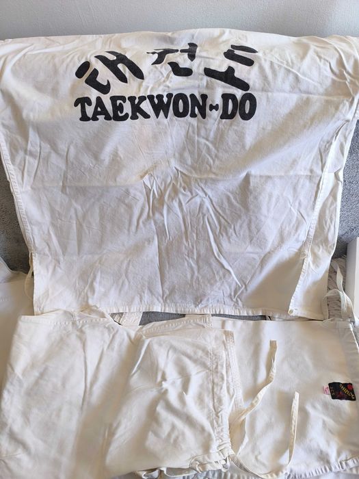 Vând set de 2 echipamente (dobok) Taekwondo mărimea 180 cm