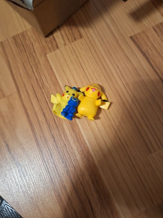 Vând cartonase Pokemon și cartonase cu fotbal