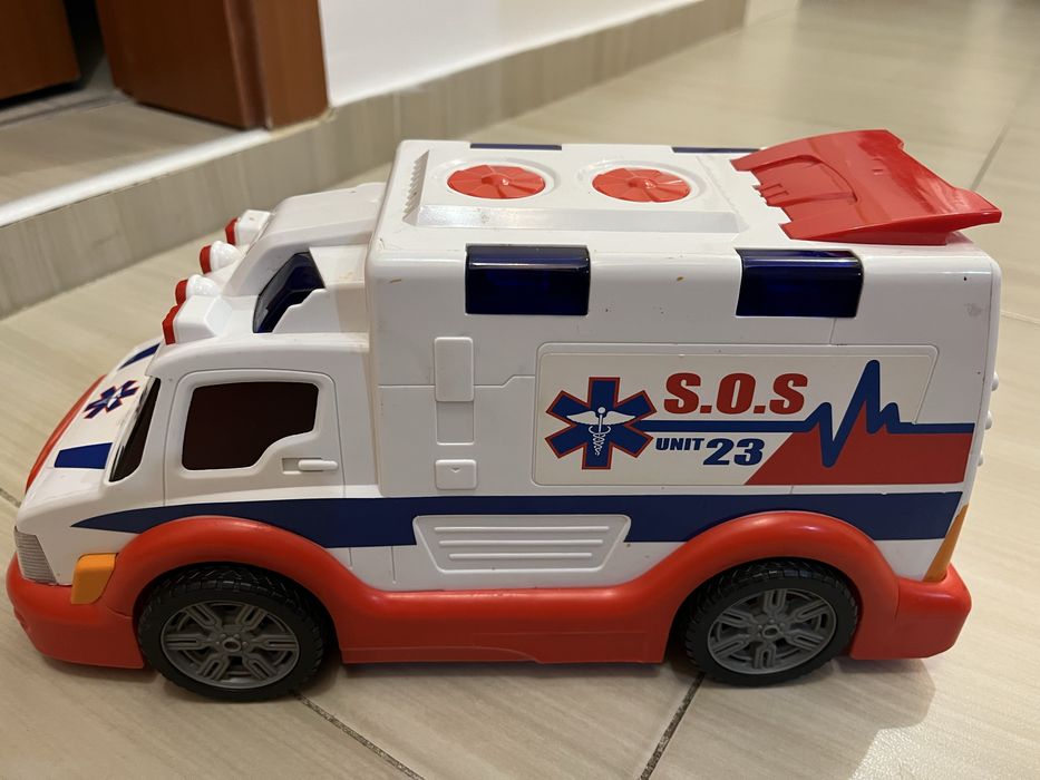 Камион пътна помощ, линейка, военнен камион, багер CAT