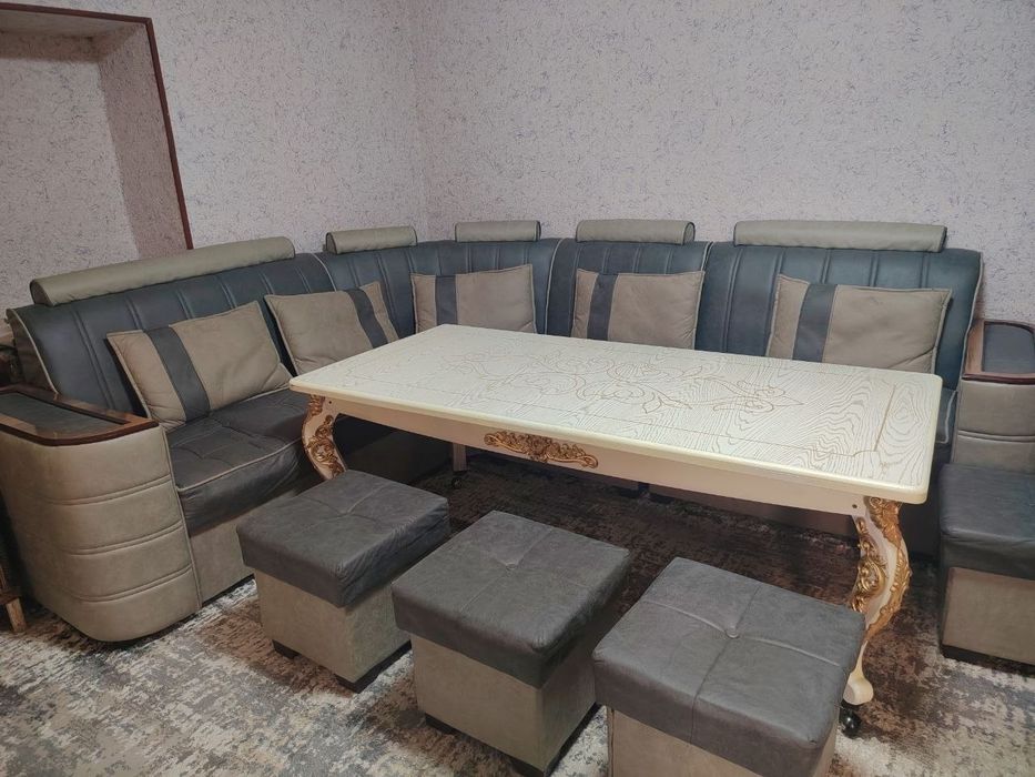 Katta oshxona mebel to'plami / Divan, stol va 4 ta pufik