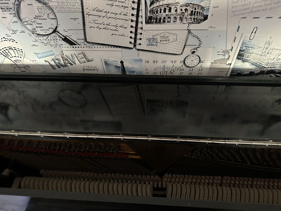 Пианино красный октябрь